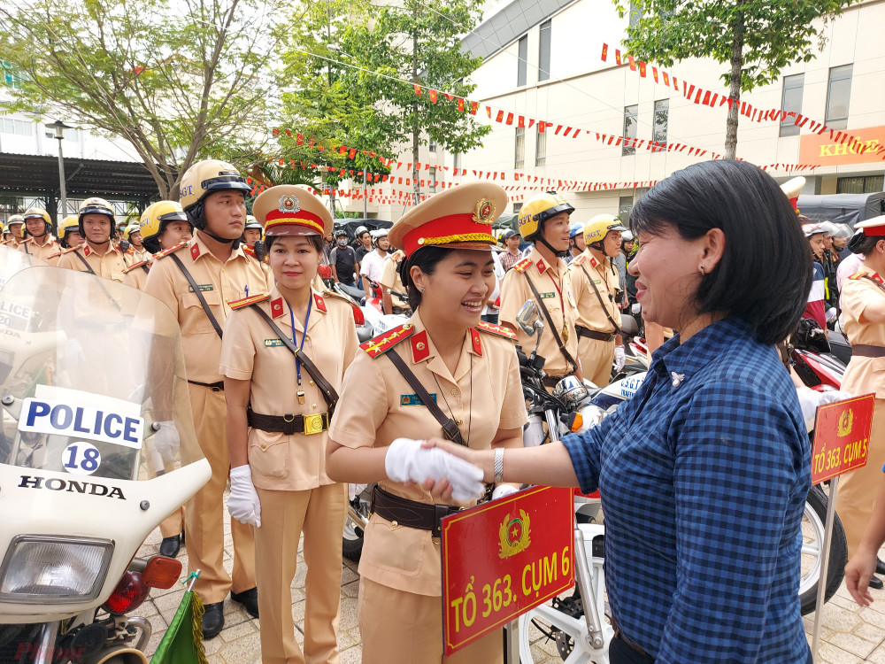 Phó Chủ tịch Hội LHPN TPHCM Trần Thị Phương Hoa bắt tay động viên lực lượng làm nhiệm vụ.