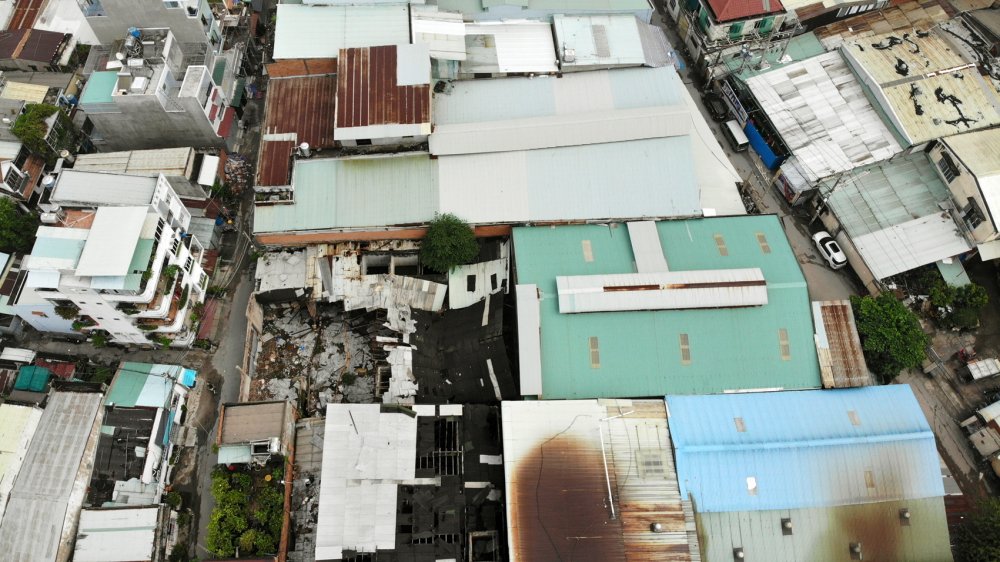 Một cơ sở giặt nhuộm ở đường Nguyễn Văn Quá đã di dời hơn ba năm nay nhưng khói đen vẫn còn bám trên mái nhà - Ảnh: SƠN VINH
