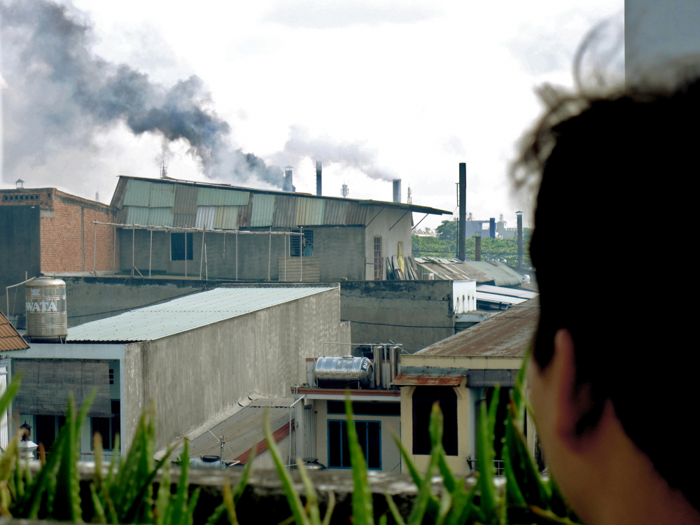 Cảnh ô nhiễm ở P.Đông Hưng Thuận, Q.12 khi các nhà máy gây ô nhiễm chưa di dời - Ảnh: HOÀNG NHIÊN