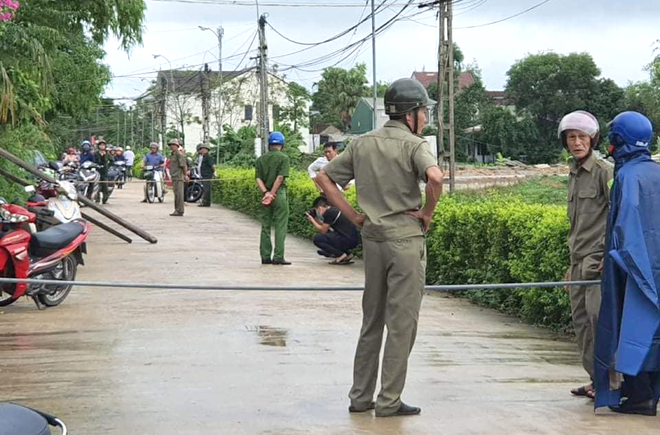 Công an phong tỏa hiện trường để điều tra vụ án mạng