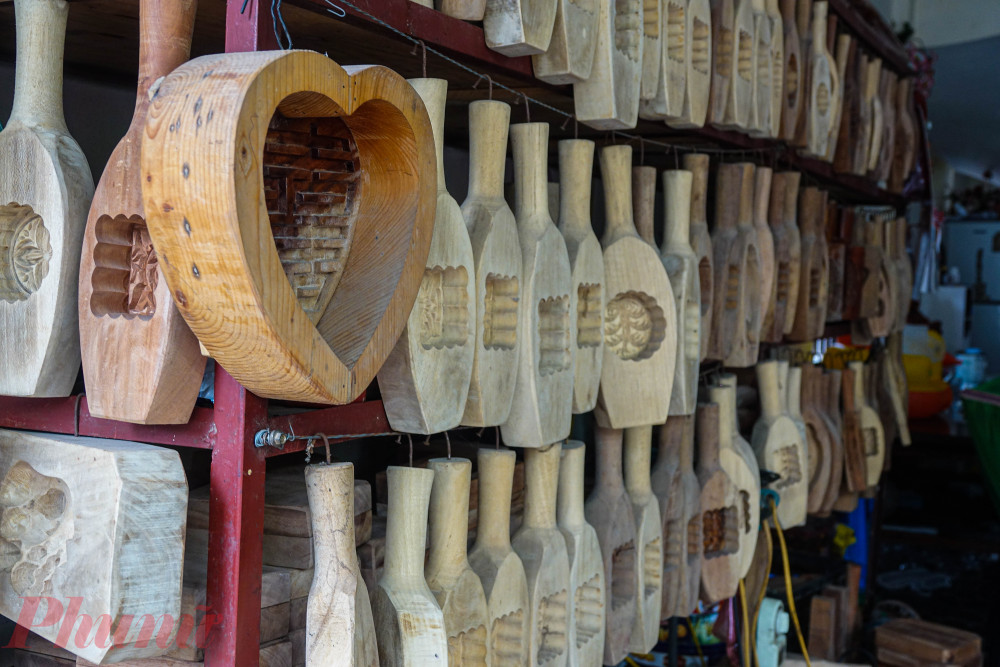 Nhiều loại khuôn gỗ được treo tại nhà ông Bản, không chỉ là khuôn bánh nướng, bánh dẻo.