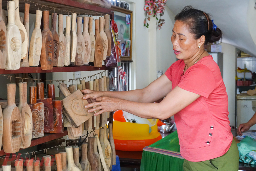 Bà Phạm Thị Tâm cũng thường giúp đỡ chồng làm khuôn bánh.