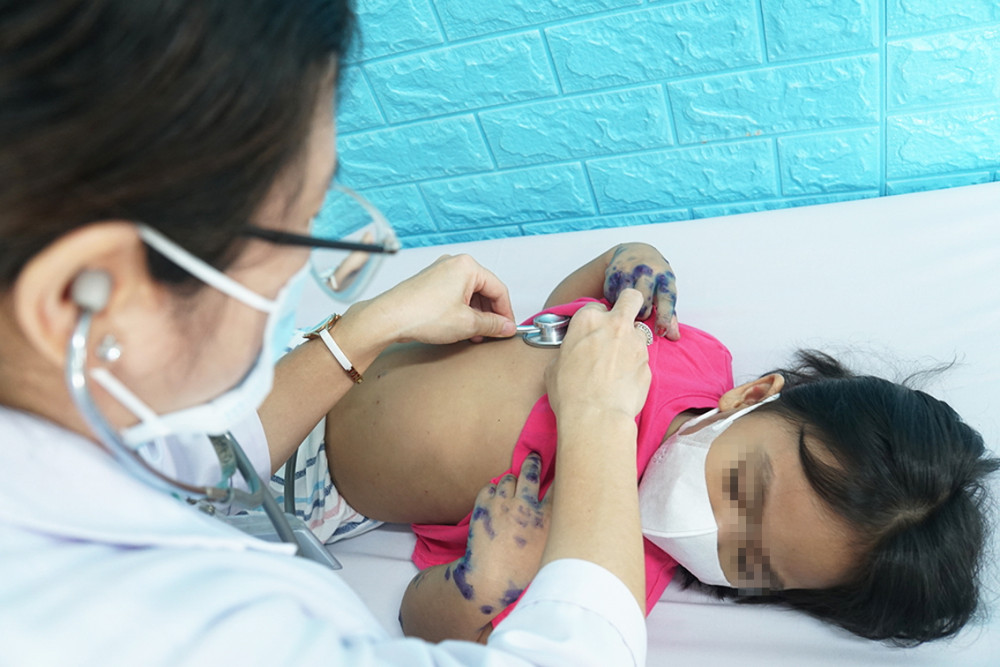 Bác sĩ Lư Lan Vi thăm khám cho bé P.T.T. (3 tuổi) tại Bệnh viện Bệnh nhiệt đới TP.HCM