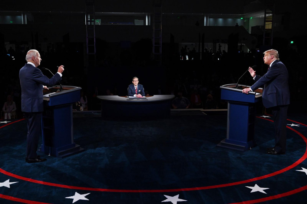 Không khí căng thẳng trong cuộc tranh luận đầu tiên cho cuộc đua vào Nhà Trắng giữa tống thống Donald Trump và ông Joe Biden.