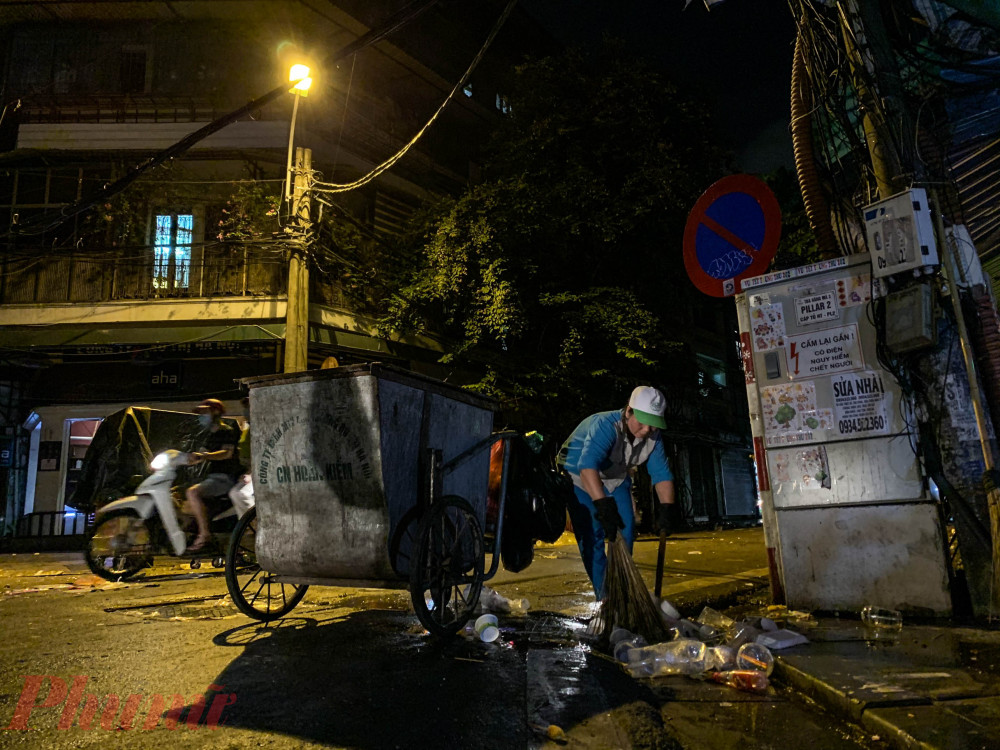 Mấy đêm nay chúng tôi phải làm việc từ tối đến 4-5h sáng mới thu gom hết số lượng rác. Mỗi ca làm việc có 6 người phụ trách làm sạch các tuyến phố tại chợ Trung thu, chị Huyền chia sẻ.