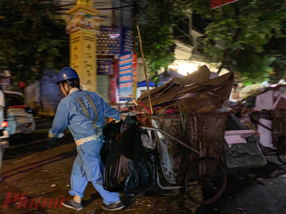 Tại nhiều điểm, các tiểu thương cũng quét dọn và chất đống rác sẵn cho các công nhân vệ sinh môi trường đi thu gom dễ dàng hơn, bớt được một phần công việc để các chị có thể trả lại một con phố sạch sẽ vào sáng hôm sau.