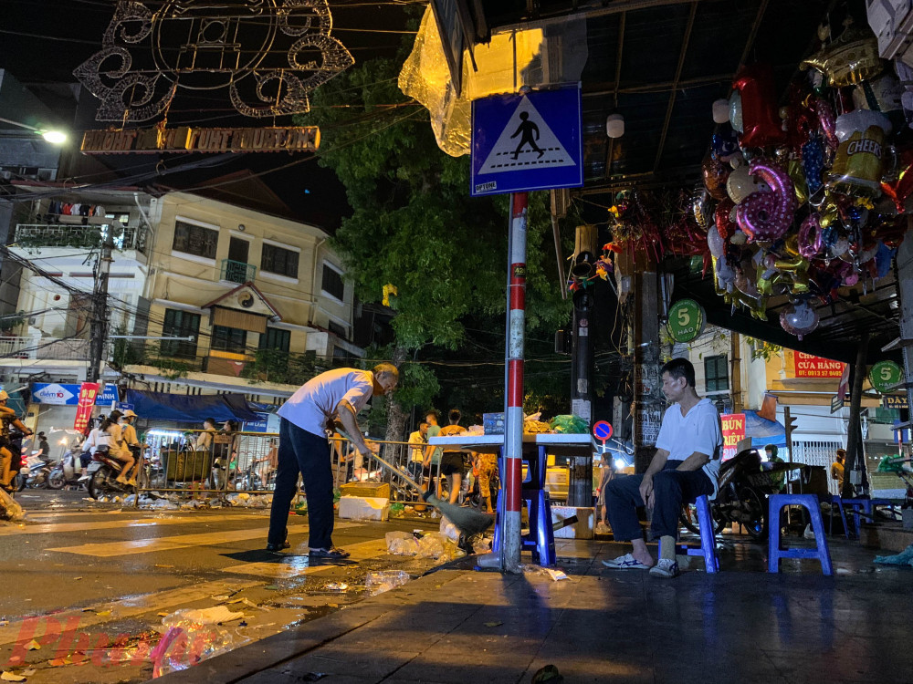 Một tiểu thương tranh thủ dọn dẹp trước khi dọn hàng.