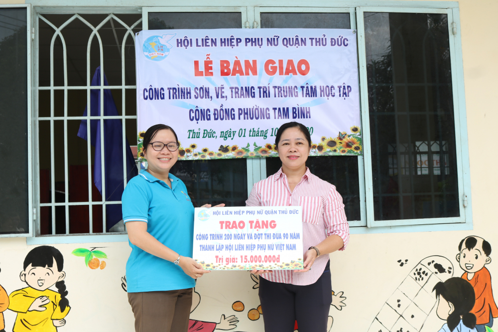 Bà Nguyễn Thị Dân (bía phải) - Phó bí thư thường trực Đảng ủy phường Tam Bình nhận bàn giao công trinh2h từ Hội. 