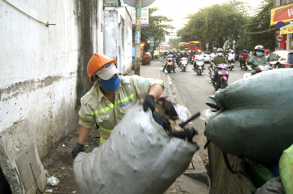 Nữ công nhân vệ sinh không buồn vì khó khăn, vất vả của nghề, mà đôi lúc các chị buồn vì sự vô tình của một vài người trong nỗ lực giữ màu xanh cho thành phố