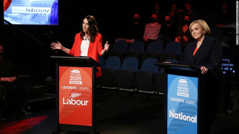 Cuộc tranh luận của các nhà lãnh đạo có Thủ tướng NZ Jacinda Ardern (trái) và Lãnh đạo Đảng Quốc gia Judith Collins ở Auckland vào thứ Tư, ngày 30 tháng 9.