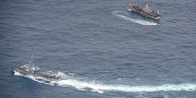 Các tàu Hải quân Ecuador bao vây các tàu đánh cá sau khi phát hiện một đội tàu đánh cá chủ yếu mang cờ Trung Quốc trong vùng biển quốc tế giáp với vùng đặc quyền kinh tế của Quần đảo Galapagos (Ecuador). Ảnh chụp ngày 7/8/2020 – Reuters