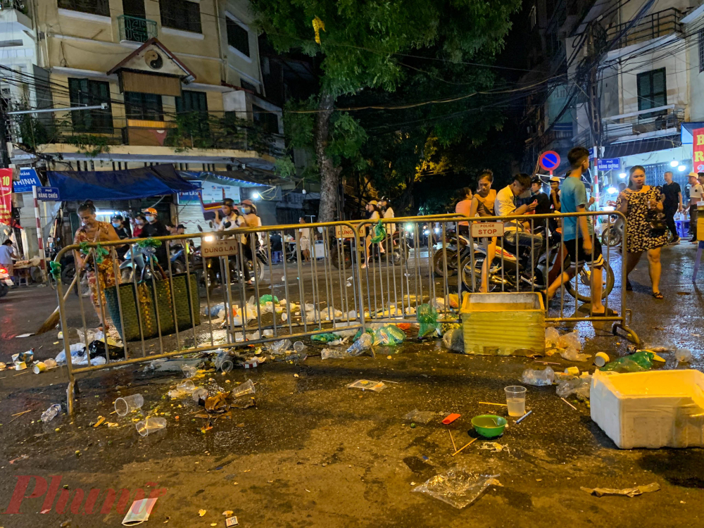 Vào đêm cuối Trung thu, khu phố đi bộ Hàng Mã vẫn chật cứng người đi chơi. Đến khoảng gần 12g đêm, con phố vẫn sáng đèn để đón tiếp những người dân cuối cùng dạo phố.