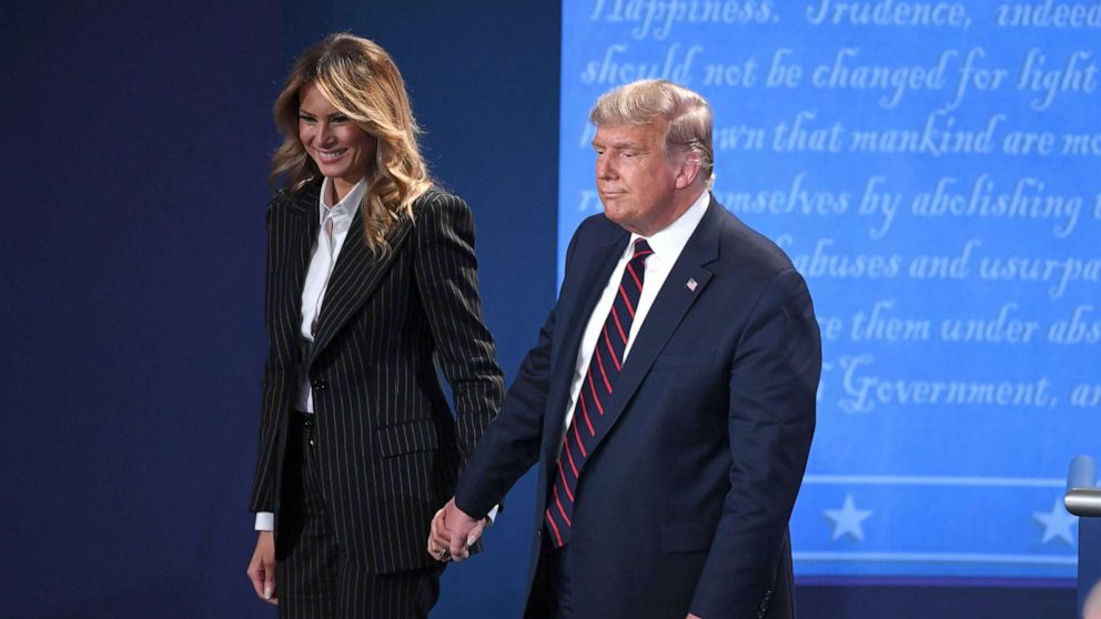 Tổng thống Donald Trump đứng trên sân khấu cùng vợ - bà Melania Trump sau cuộc tranh luận tổng thống đầu tiên với ứng cử viên đảng Dân chủ, cựu Phó Tổng thống Joe Biden hôm 29/9 - Ảnh: AP