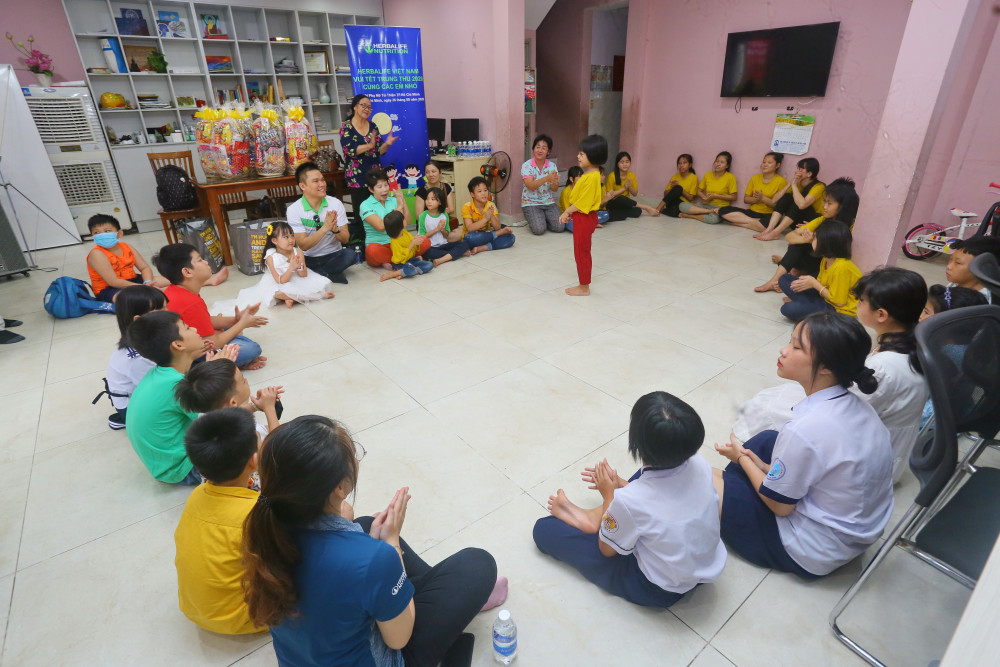 Nhân viên Herbalife Việt Nam cùng với người thân tổ chức ngày Trung thu cho các em nhỏ tại Mái ấm Bà Chiểu thuộc Hội Phụ nữ Từ thiện TP.HCM (WOCA). Ảnh: Herbalife Việt Nam cung cấp