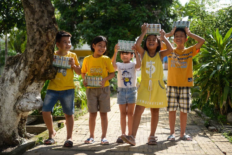 Trẻ em có hoàn cảnh khó khăn tại nhiều địa phương trên cả nước đón nhận niềm vui uống sữa từ Vinamilk thông qua Quỹ sữa Vươn cao Việt Nam. Ảnh: Vinamilk