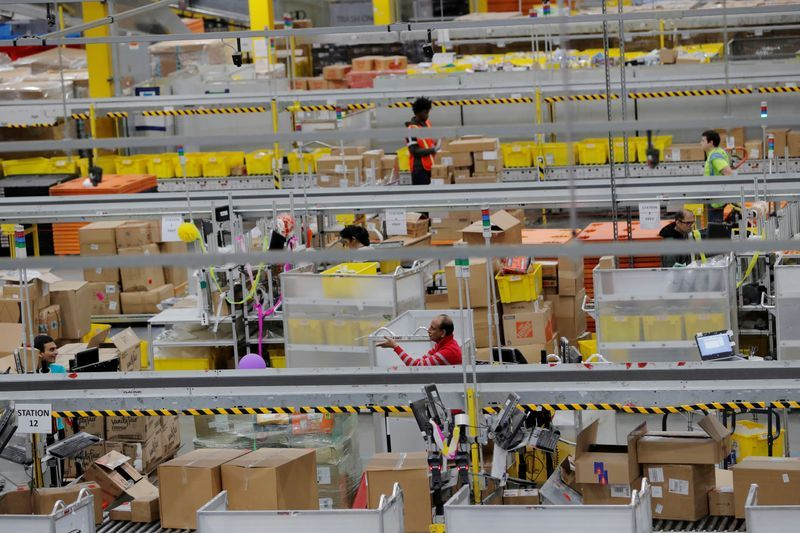 Amazon báo cáo hơn 19.000 nhân viên đã mắc COVID-19 trong năm nay - Ảnh: Reuters