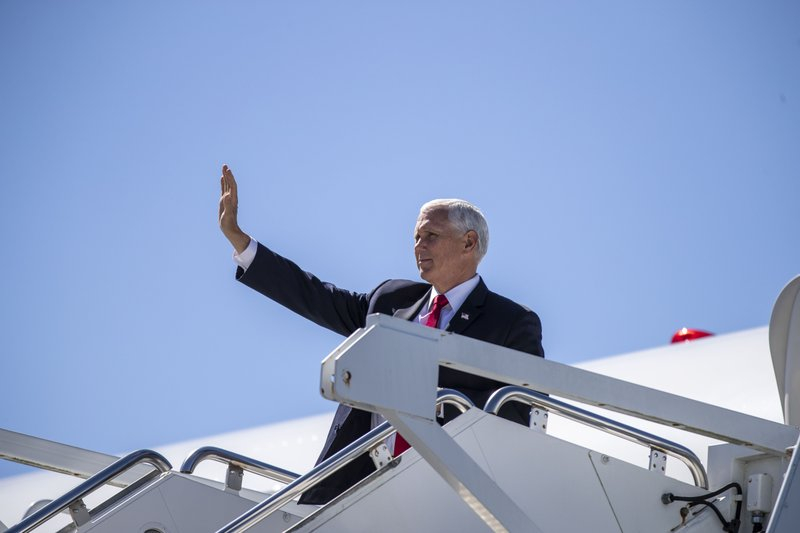 Phó Tổng thống Mike Pence đến Căn cứ Không quân Dự bị Dobbins ở Marietta, tiểu bang Georgia - Ảnh: AP