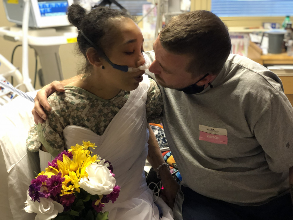 Bệnh tật vẫn không ngăn được họ dành cho nhau những nụ hôn của tình yêu - Ảnh: Southern Hills Hospital
