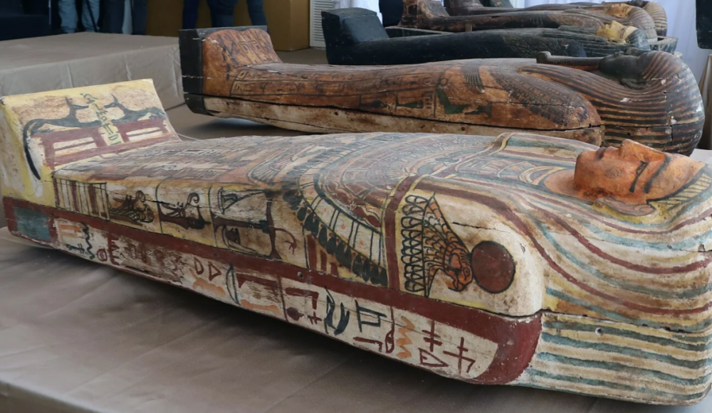 Các quan tài, được cho là của các linh mục triều đại thứ 26, dự kiến ​​sẽ được chuyển đến Bảo tàng Grand Ai Cập. Ảnh: EPA-EFE