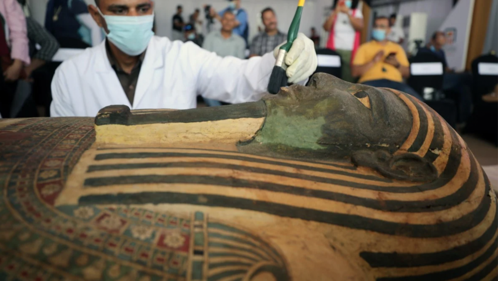 Các nhà khảo cổ học Ai Cập nghiên cứu một trong những cỗ quan tài được phát hiện tại Saqqara Necropolis ở Giza, Ai Cập. Ảnh: EPA-EFE