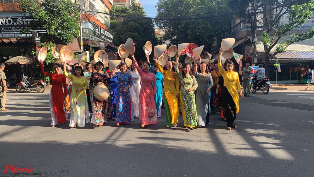 Cán bộ hội viên phụ nữ quận Tân Phú tham gia diễu hành áo dài