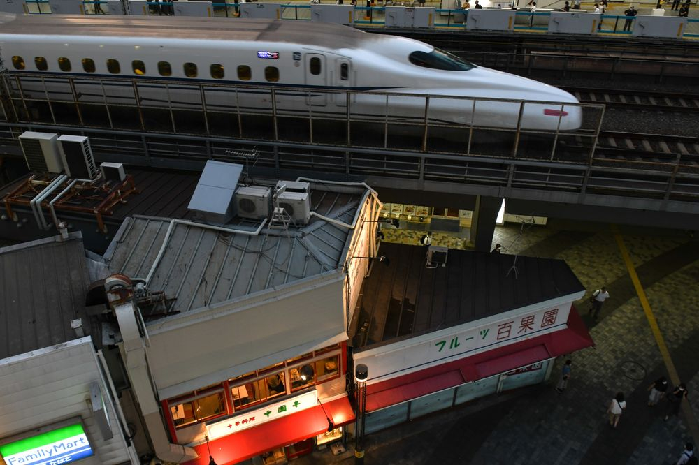 Tàu cao tốc Shinkansen sắp vào ga Yurakucho ở Tokyo - Ảnh: Bloomberg