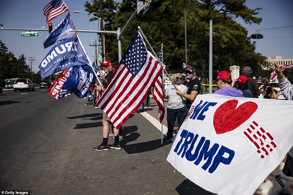 Đám đông những người ủng hộ tổng thống Trump đã túc trực bên ngoài bệnh viện để thể hiện sự đồng hành cùng ông trong thời điểm khó khăn này - Ảnh: Getty Images