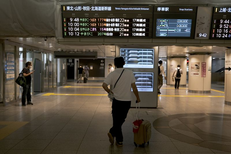 Bảng thông tin khởi hành cho các chuyến tàu cao tốc Shinkansen EJR tại ga Tokyo - Ảnh: Bloomberg