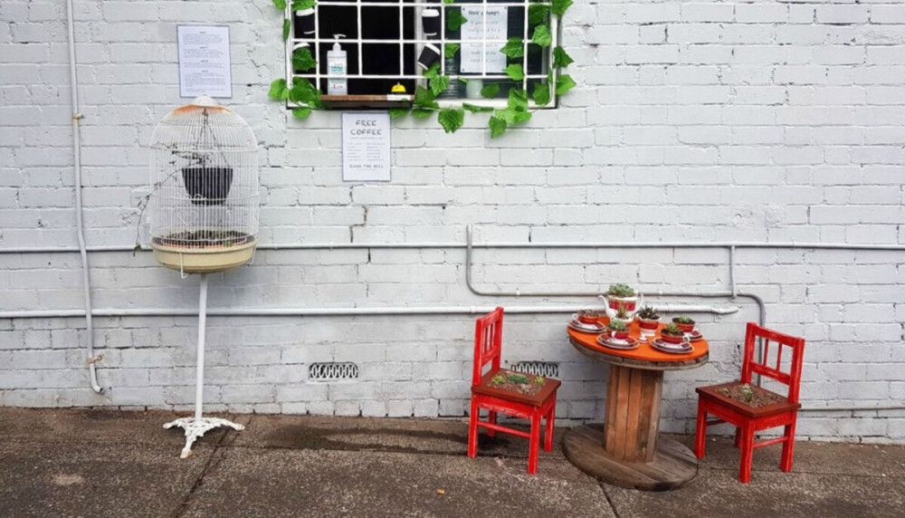 Tiệm cà phê đặc biệt 0 đồng bên ô cửa sổ nhà bếp ở thành phố Sydney, Úc - Ảnh: Rick Everett/AP