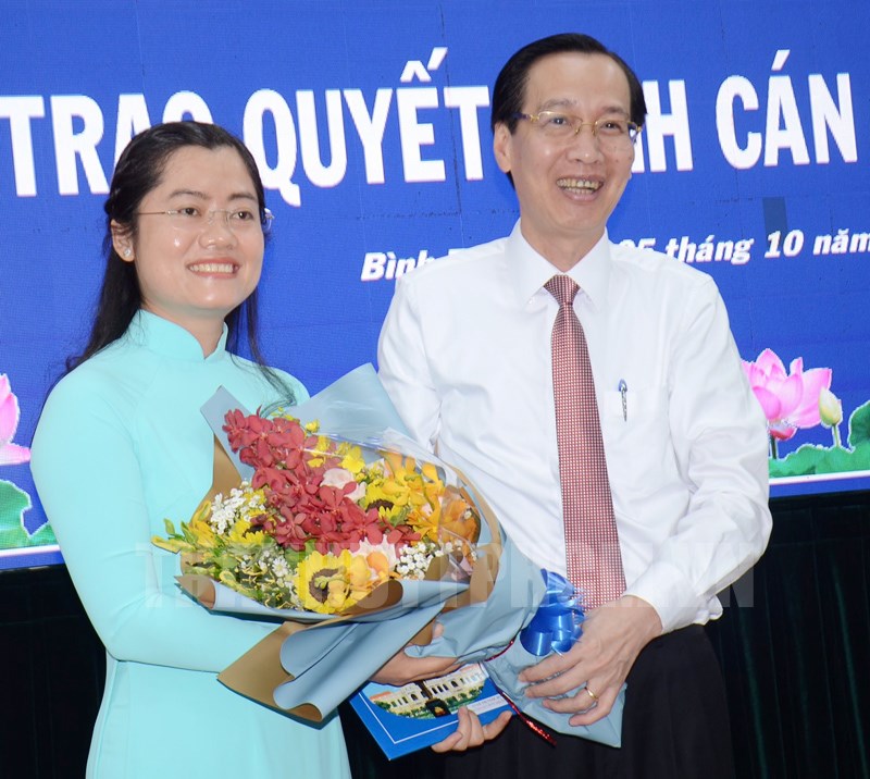 Phó Chủ tịch Thường trực UBND TPHCM Lê Thanh Liêm trao quyết định cho bà Lê Thị Ngọc Dung - Ảnh: hcmcpv.org.vn.