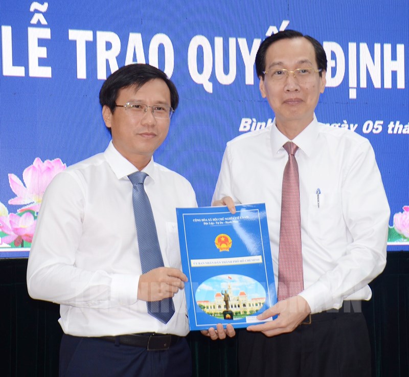 Phó Chủ tịch Thường trực UBND TPHCM Lê Thanh Liêm trao quyết định chúc mừng ông Nguyễn Minh Nhựt - Ảnh: hcmcpv.org.vn.