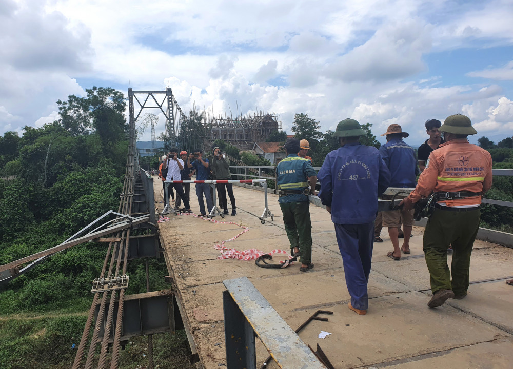 Lan can cầu bị tông gãy