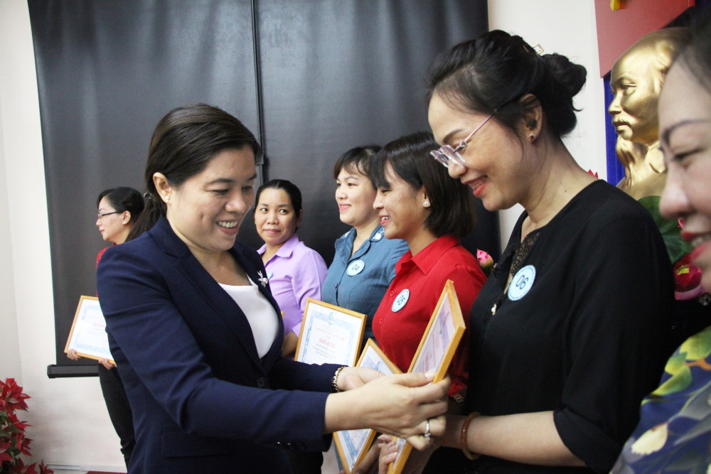 Bà Nguyễn Trần Phượng Trân tặng bằng khen cho tập thể, cá nhân tích cực tham gia phòng, chống dịch COVID-19