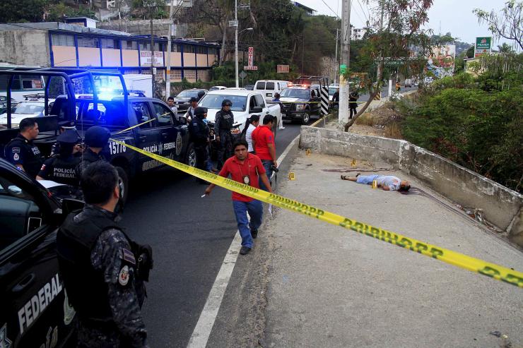 Hàng chục xác chết được tìm thấy trong xe tải bỏ hoang ở Mexico.