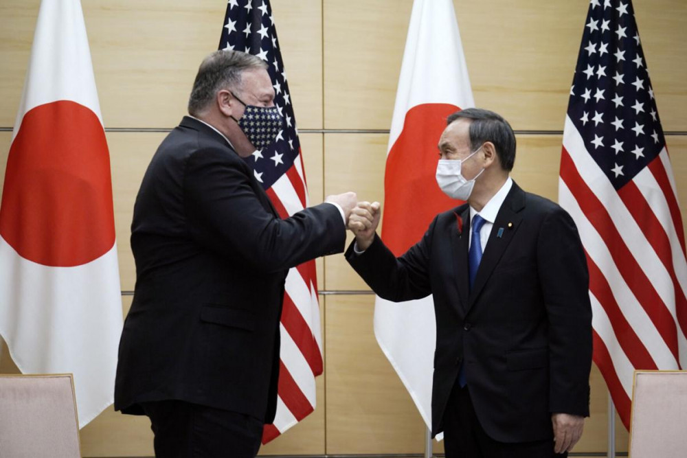 Ngoại trưởng Pompeo chạm tay cùng Thủ tướng Suga. Nhật Bản đang tìm cách ủng hộ các đồng minh quan trọng nhưng cũng không muốn tạo thêm cẳng thẳng với Bắc Kinh.
