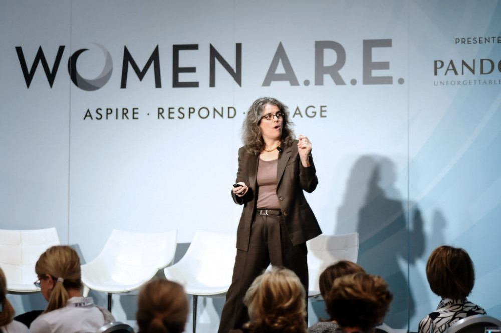 Andrea M. Ghez trong buổi diễn thuyết tại Beverly Hills, California vào năm 2013.