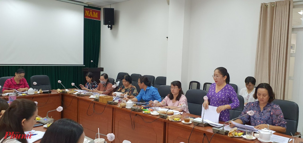 Chị Nguyễn Thị Lan - Chủ tịch Hội LHPN quận Gò Vấp báo cáo kết quả hoạt động Hội năm 2020.
