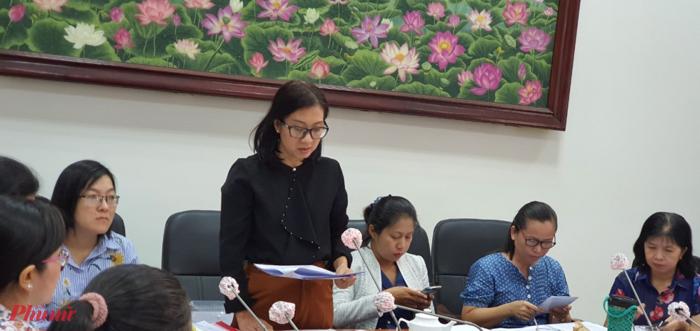 Chị Diễm Huỳnh - Chủ tịch Hội LHPN quận 4 báo cáo kết hoạt động của Hội 