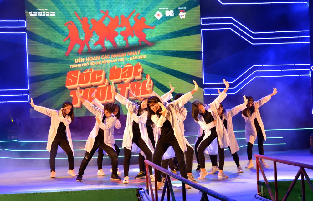 Liên hoan Nhóm nhảy mùa 1 thu hút 57 đội tham dự, trong đó, ban tổ chức không chia bảng, gộp thi chung.