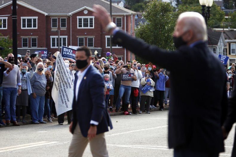 Những người ủng hộ chào đón ứng cử viên tổng thống của đảng Dân chủ Joe Biden bên ngoài ga Greensburg Amtrak ngày 30/9 ở Greensburg, Pennsylvania - Ảnh: Getty Images