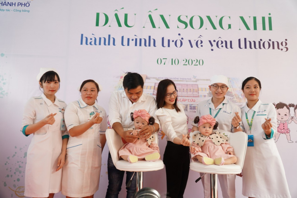 Để chuẩn bị cho Diệu Nhi - Trúc Nhi về nhà, các bác sĩ, điều dưỡng hướng dẫn ba mẹ hai bé chế độ dinh dưỡng, cho con ăn đúng cách và các bài tập vật lý trị liệu, phát triển ngôn ngữ... Hai bé hiện đã ăn cháo thịt, tự cầm bình sữa uống. Thời gian tới, hai bé sẽ tiếp tục bước vào những đợt phẫu thuật tiếp theo để chỉnh hình các chức năng khác. 