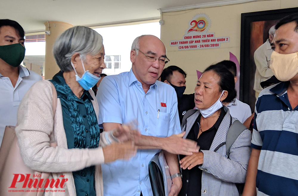 Người dân tiếp cận đại biểu Quốc hội Phan Nguyễn Như Khuê để gửi gắm những khiếu nại liên quan đến Khu đô thị Thủ Thiêm