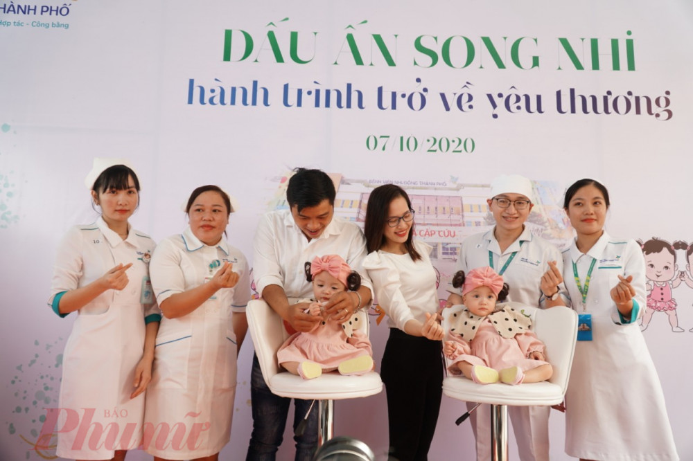 Sau 2 tháng phẫu thuật tách dính phần chậu, hôm nay Diệu Nhi - Trúc Nhi sẽ được xuất viện, vết thương mổ tách của hai bé đã lành, sau khi được tập vật lý trị liệu, điều chỉnh chế độ ăn và hướng dẫn ba mẹ bé cách chăm sóc, các bác sĩ của Bệnh viện Nhi đồng Thành phố quyết định cho hai bé xuất viện về nhà.