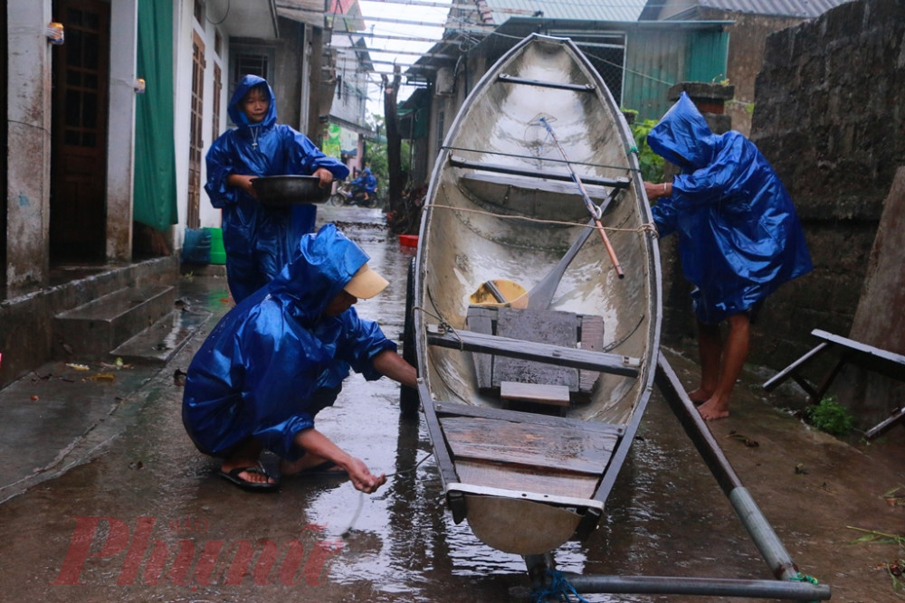 Trong lúc đó phía trên bờ sông Bồ đoạn chảy qua thông Giáp Trung xã Hương Toàn bà con đang khẩn trương đưa ghe xuống sông để cùng nhau sắp xếp lại cái lồng cá