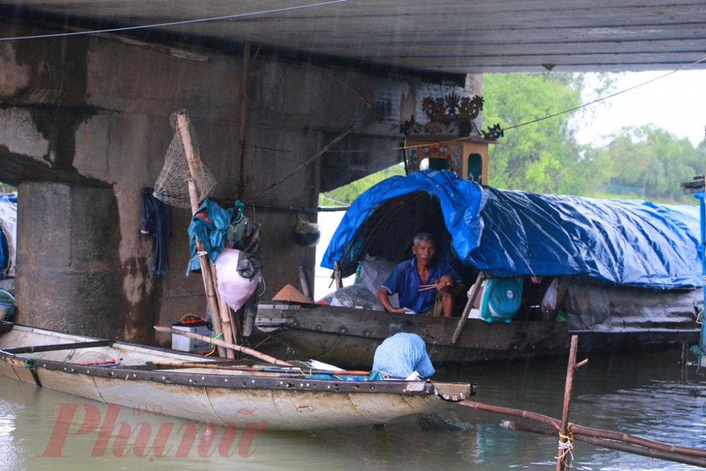  Nghe tin thủy điện Hương Điền sẽ xả lũ để điều tiết nước về sông Bồ để bảo vệ tài sản, nhiều hộ dân quanh năm sinh sông trên sông Bồ đã nhanh chóng đưa thuyền, ghe về neo cột cẩn thận  dưới khu vực cầu Hương Cần 