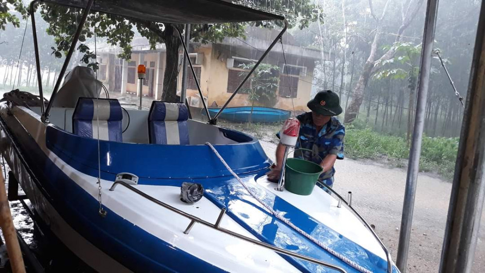 Bộ đội biên phòng Quảng Bình chuẩn bị phương tiện di dời người dân vùng thấp trũng đi tránh lũ