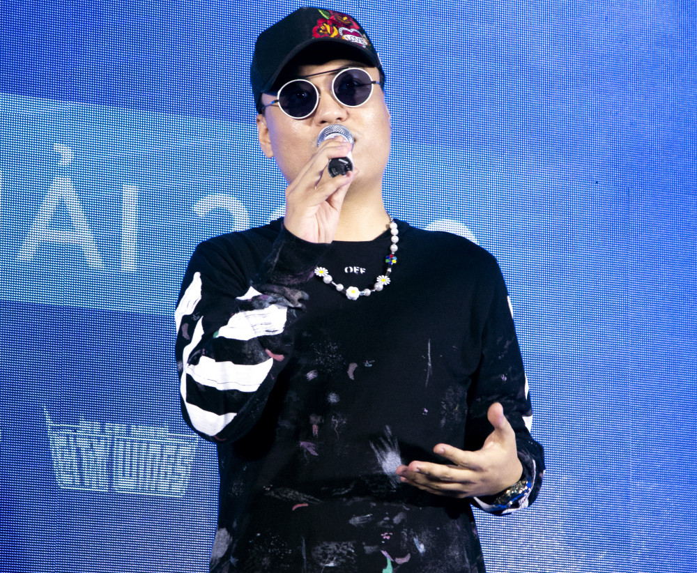 Rapper LK lần đầu đảm nhận vai trò dẫn chương trình truyền hình.