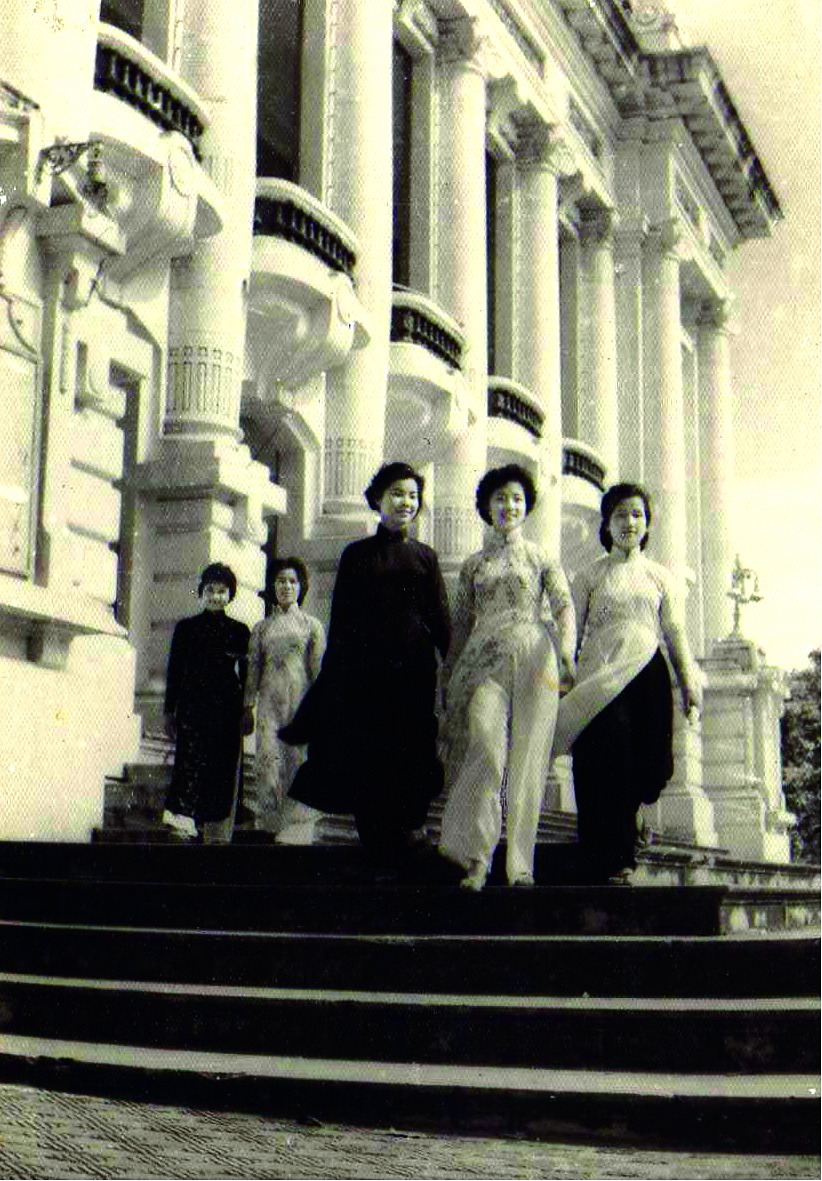 Thiếu nữ Hà thành trước Nhà hát Lớn thập niên 1950