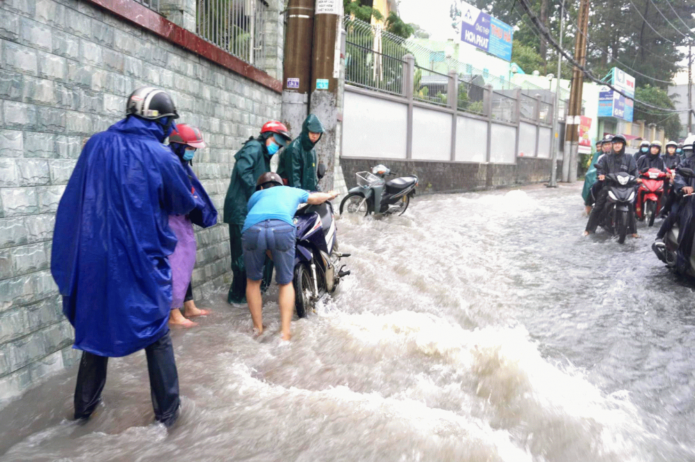 Thời điểm anh Phạm Tuấn Việt bị sụp hố ga, được người dân chụp lại