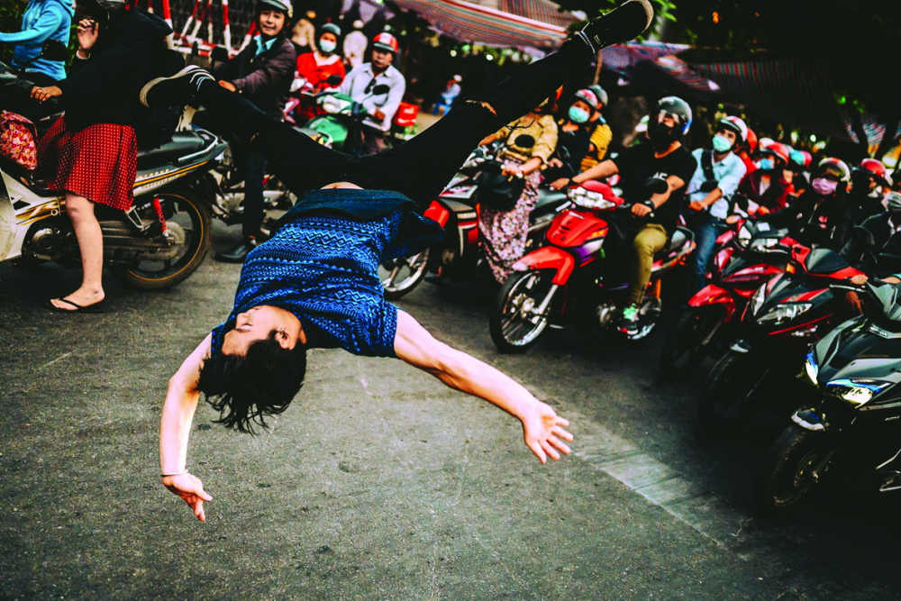 Bboy Lee nhảy giữa đường phố ở TP.HCM  do nhiếp ảnh gia Little Shao ghi lại dịp tết 2019